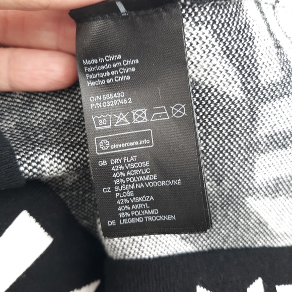 H&M Sweater Pullover Aztec Snowflake size M - Picture 6 of 6